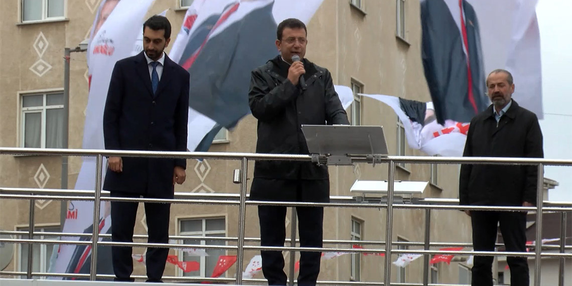 İstanbul Büyükşehir Belediye (İBB) Başkanı Ekrem İmamoğlu, "Ekrem’e leke atmaya çalışıyorlar. Kumpasla yalanla leke atmaya kalkıyorlar. Allah şahit, ramazan ayında söylüyorum; onlar leke atsınlar, toz kadar konmaz bana toz" diye konuştu.