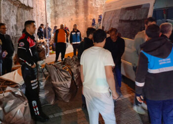 Oy pusulaları güvenlik önlemleri altında okullara getirildi