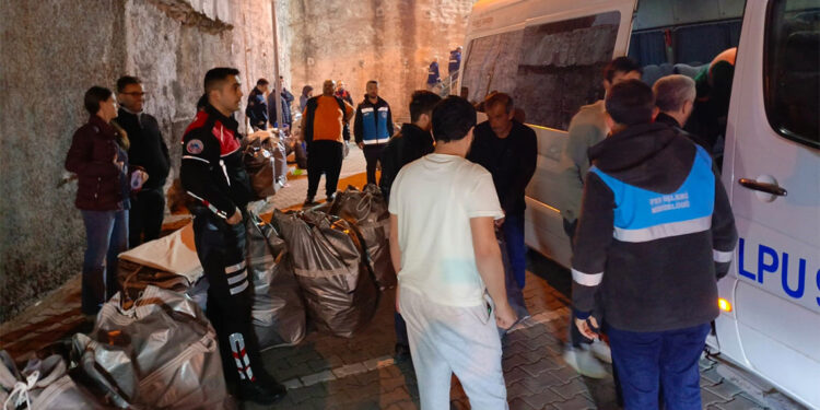 Oy pusulaları güvenlik önlemleri altında okullara getirildi