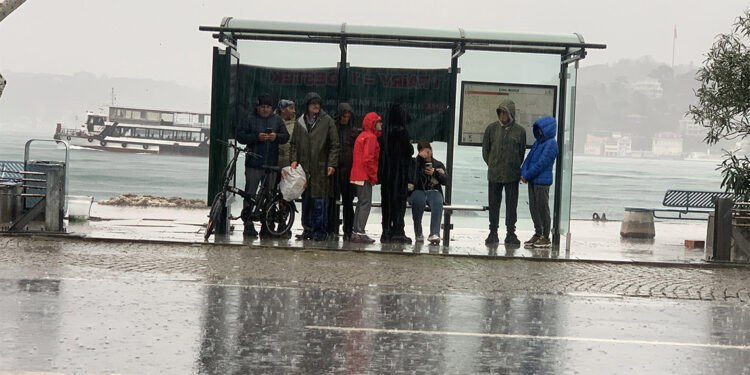 İstanbul'da sağanak yağış başladı