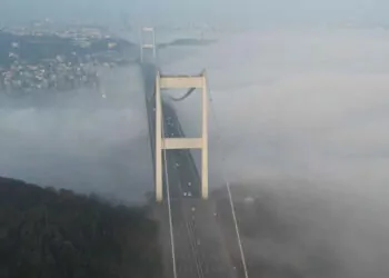 İstanbul'da yoğun sis nedeniyle gemi trafiği askıya alındı