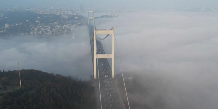 İstanbul'da yoğun sis nedeniyle gemi trafiği askıya alındı