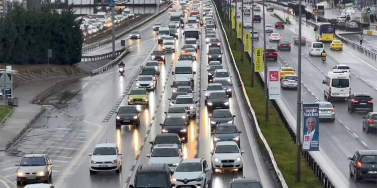 İstanbul'da trafik sabah saatlerinde durma noktasına geldi