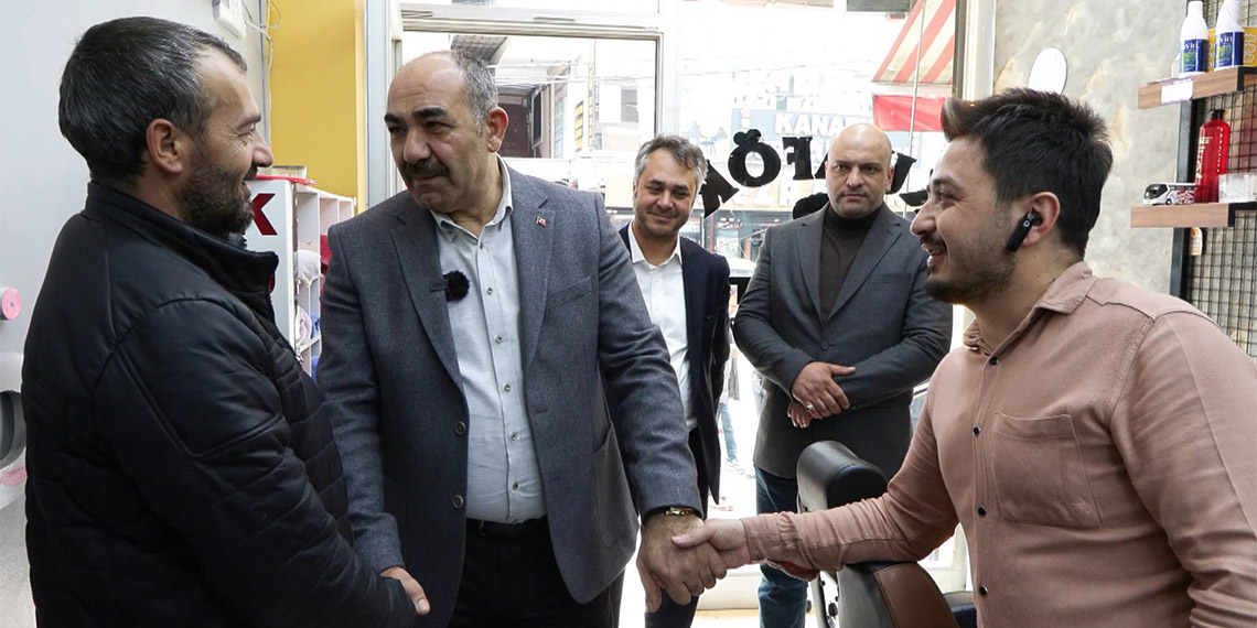 İYİ Parti Esenyurt Belediye Başkan adayı Muharrem Yıldız, Kıraç’ta esnafları ziyaret etti. Haramidere Cem Evine de ziyaret eden Yıldız, "Esenyurt'ta en büyük sorun mülteciler" dedi.