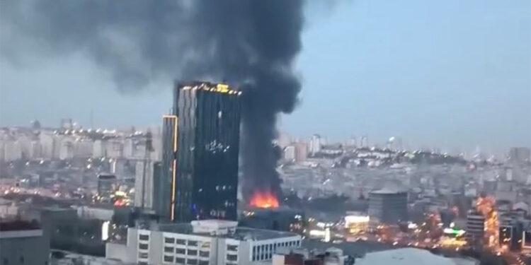 Küçükçekmece'de fabrikada yangın