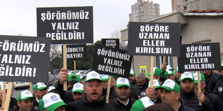 Küçükçekmece'de İETT şoförlerinden protesto