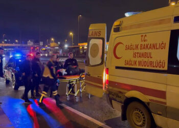 Küçükçekmece'de motosiklet devrildi; 2 yaralı