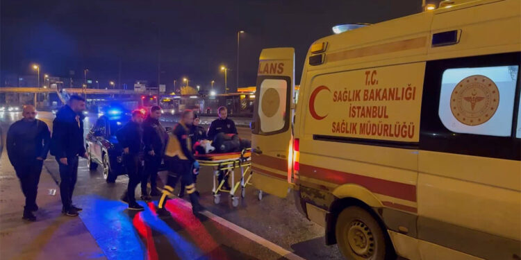 Küçükçekmece'de motosiklet devrildi; 2 yaralı