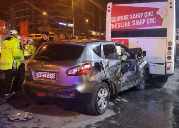Maltepe D-100 Karayolu'nda 2 otomobil çarpıştı