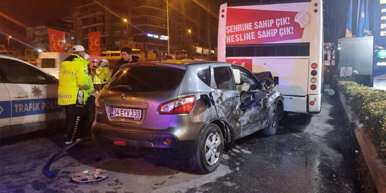 Maltepe D-100 Karayolu'nda 2 otomobil çarpıştı