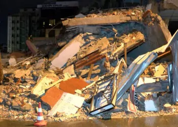 Maltepe'de yıkımı yapılan 5 katlı binada çökme