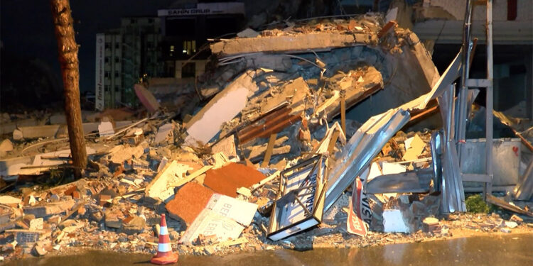 Maltepe'de yıkımı yapılan 5 katlı binada çökme