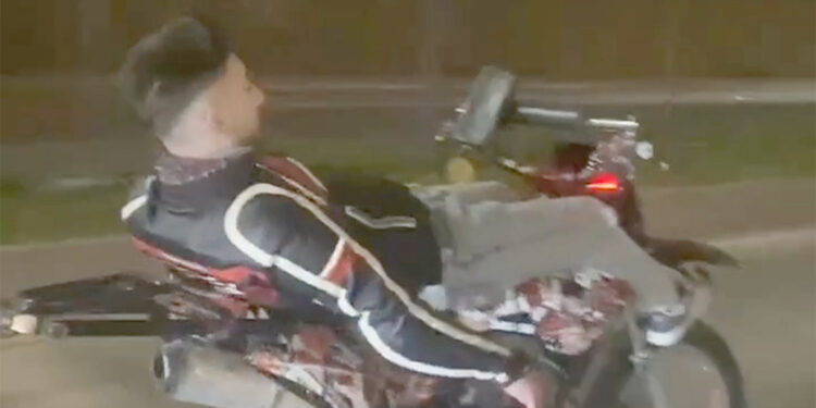 Motosikleti yatarak kullandı, tehlikeye davet çıkardı