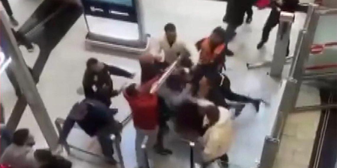 Fransa’nın başkenti Paris’te bulunan Charles de Gaulle Havalimanı’nda PKK sempatizanları olay çıkardı, yaralılar var.