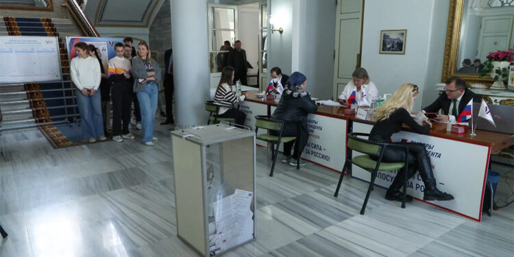 Rusya vatandaşları İstanbul Başkonsolosluğu'nda oy kullanmaya başladı