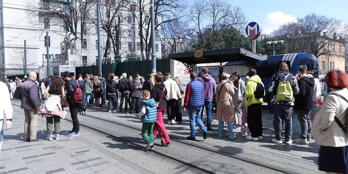 Rusya federasyonu’nun devlet başkanlığı seçimleri için rusya vatandaşları i̇stanbul başkonsolosluğu'nda oy kullanmaya başladı. Rusya’nın i̇stanbul başkonsolosu andrey buravov, oy kullanmak için uzun sıra oluşturan vatandaşları bizzat karşıladı.