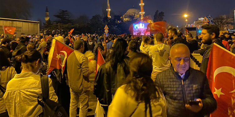 Vatandaşlar İBB Saraçhane Binası önünde toplandı