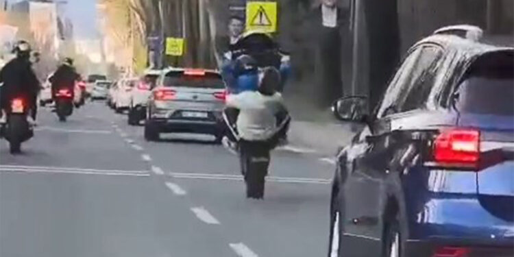 Sarıyer'de motosikletlilerin tehlikeli yolculuğu