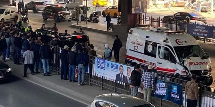 Şişli'de ambulans minibüsle çarpıştı