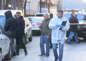 Sultangazi'de bir kişi tartıştığı arkadaşı tarafından silahlı saldırıya uğradı. 17 yaşındaki A.H. bacağından yaralanırken, polis ekipleri kaçan şüpheliyi yakalamak için çalışma başlattı.