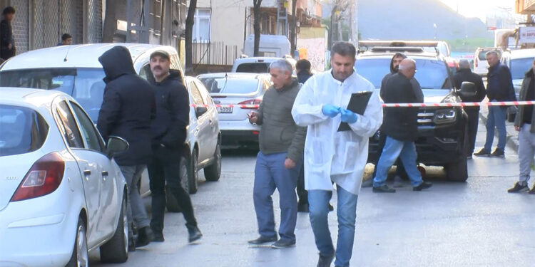 Sultangazi'de bir kişi tartıştığı arkadaşı tarafından silahlı saldırıya uğradı. 17 yaşındaki A.H. bacağından yaralanırken, polis ekipleri kaçan şüpheliyi yakalamak için çalışma başlattı.