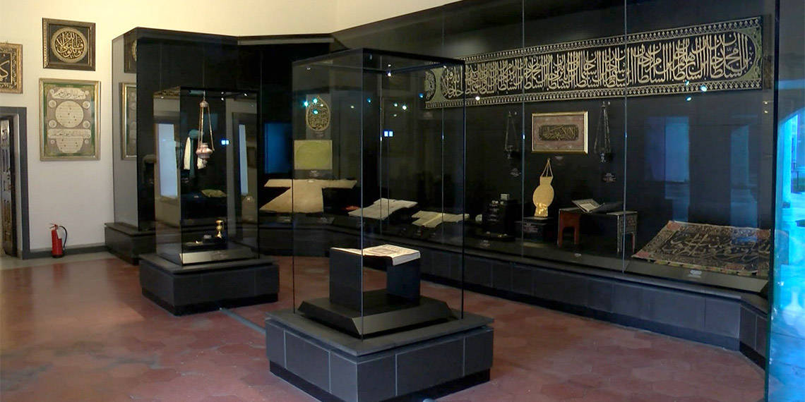 Ramazan ayına sayılı günler kala Topkapı Sarayı'nda 600 eser ziyaretçilerini bekliyor. Kutsal Emanetler Dairesi'ndeki eserler Salı günü hariç her gün 09.00-17.00 saatleri arasında ziyaret edilebilecek.