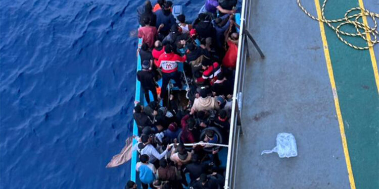 Türk tanker gemisi, boğulmak üzere olan 139 mülteciyi kurtardı