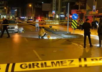 Ümraniye'de kırmızı ışıkta duran otomobile silahlı saldırı