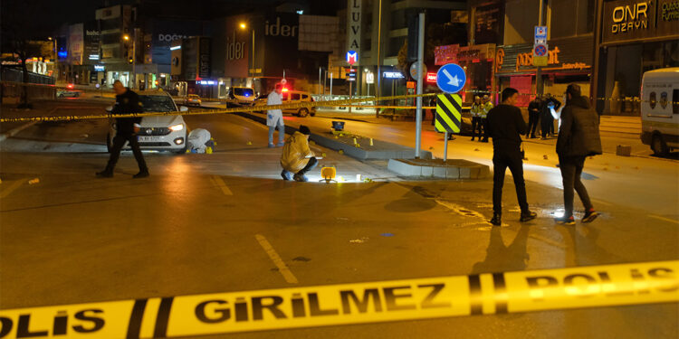 Ümraniye'de kırmızı ışıkta duran otomobile silahlı saldırı