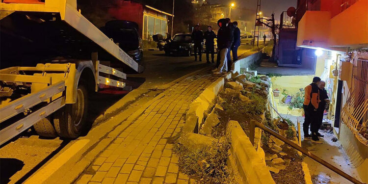 Denetim noktasından kaçan otomobil apartman boşluğuna düştü