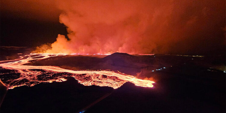İzlanda'da lav Grindavik kentine yaklaşıyor