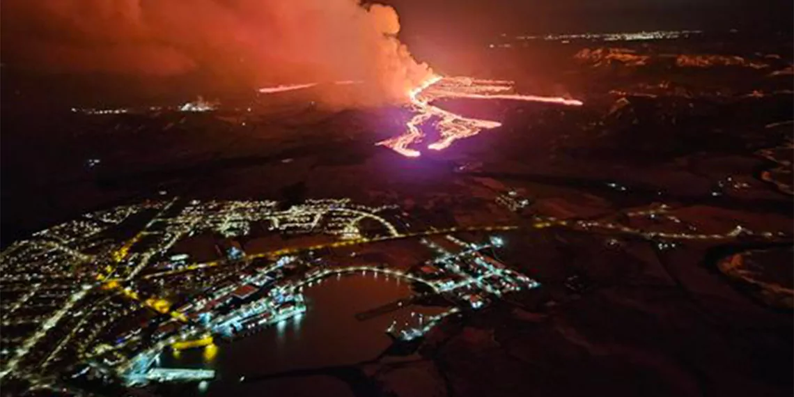 İzlanda'da lav grindavik kentine yaklaşıyor, hızın şu anda saatte 300 metre civarında olduğu tahmin ediliyor.