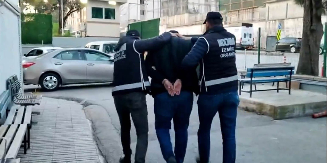 İçişleri Bakanı Ali Yerlikaya, İzmir merkezli 3 ilde eş zamanlı düzenlenen Mahzen-13 operasyonlarında 2 ayrı organize suç örgütünün çökertildiğini ve 25 şüphelinin gözaltına alındığını duyurdu.