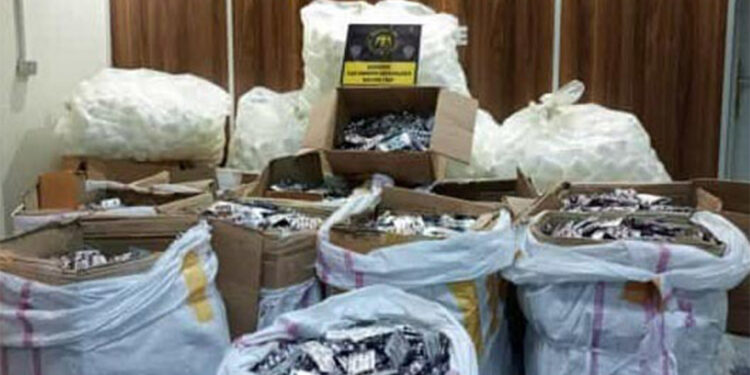 İzmir'de 126 bin 448 adet sentetik ecza ele geçirildi