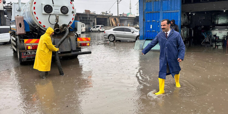 Iğdır'da sağanak, su baskınlarına neden oldu