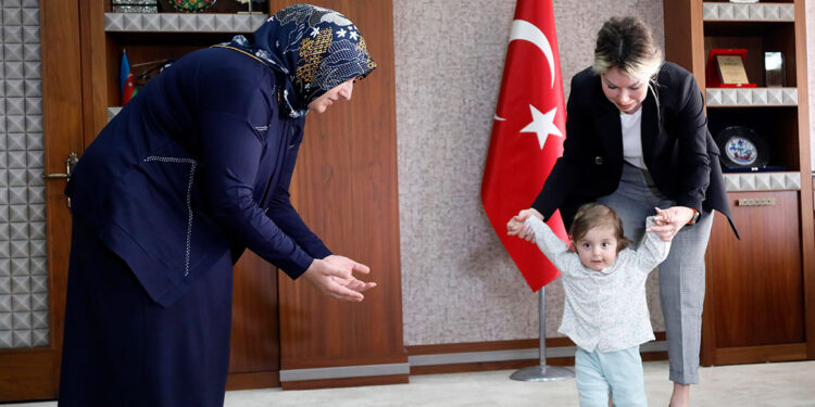 'İkinci mucize bebek', ilk adımlarını attı