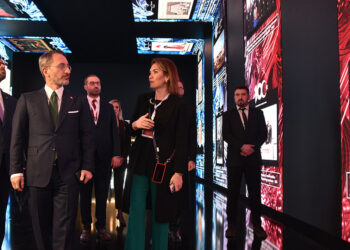 İletişim Başkanı Fahrettin Altun, ADF'de sergi gezdi