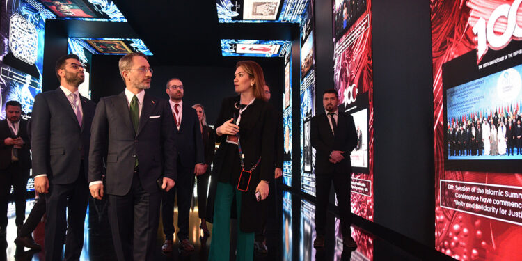 İletişim Başkanı Fahrettin Altun, ADF'de sergi gezdi