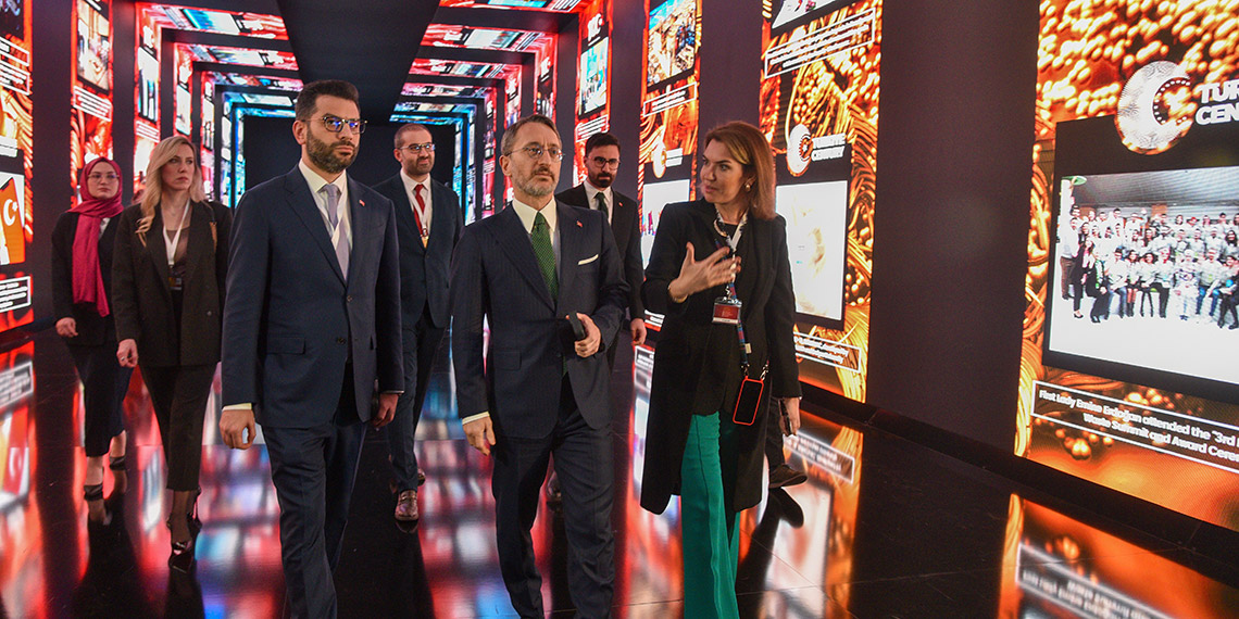 İletişim Başkanı Fahrettin Altun, ADF'de sergi gezdi