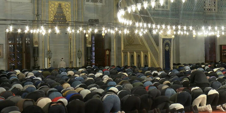 İlk teravih namazı için vatandaşlar camilere akın etti