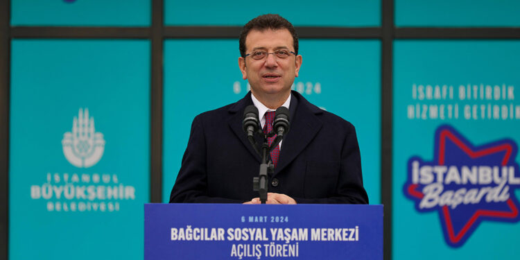 İmamoğlu, Bağcılar Sosyal Yaşam Merkezi'ni açtı