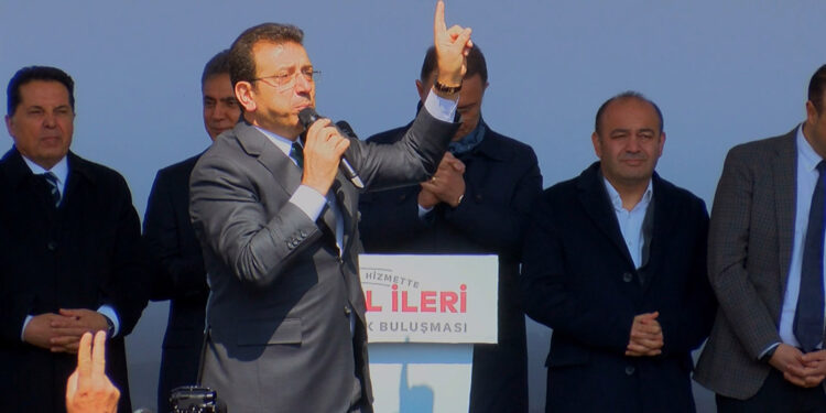 İmamoğlu, Esenyurt'ta 'Halk Buluşması'na katıldı