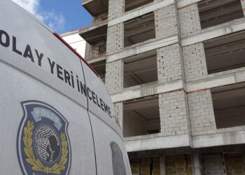 İnşaatın 10'uncu katından düşen işçi, ağır yaralandı