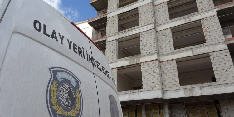 İnşaatın 10'uncu katından düşen işçi, ağır yaralandı