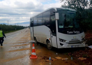 İşçi servis midibüsüyle TIR çarpıştı: 8 yaralı