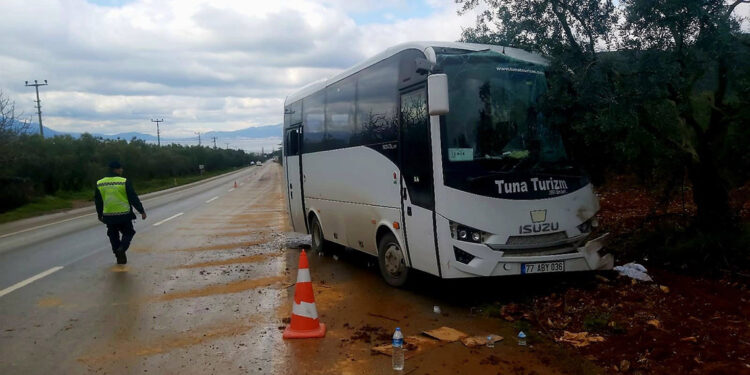 İşçi servis midibüsüyle TIR çarpıştı: 8 yaralı