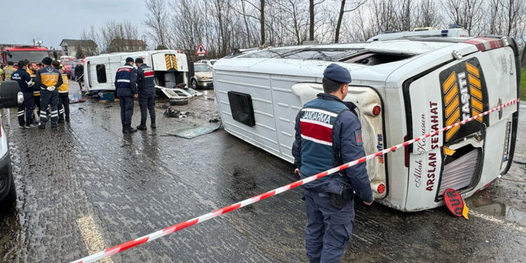 İşçi servisleri çarpıştı: 1 ölü 27 yaralı