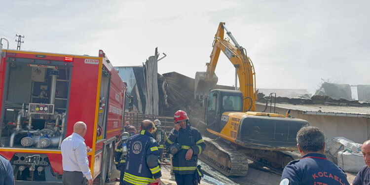 Isı yalıtım malzemeleri fabrikasında yangın