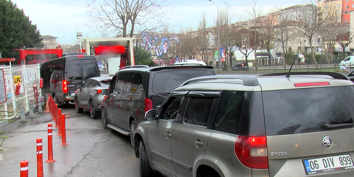 İstanbul'a çamur yağdı; oto yıkamacılarda yoğunluk yaşandı
