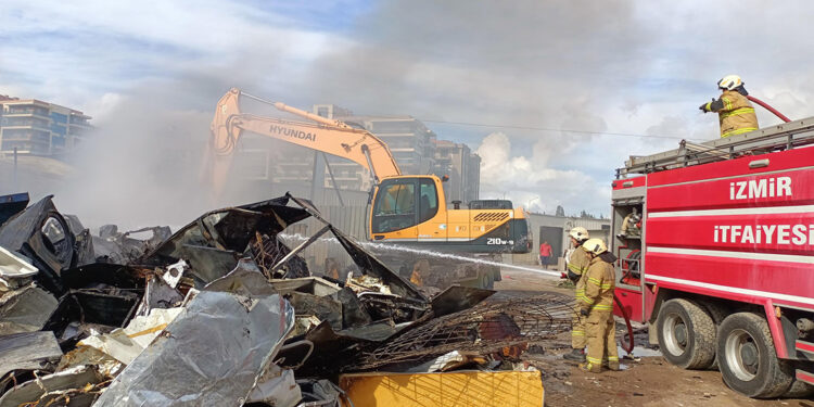 İzmir'de ikinci el beyaz eşya deposunda yangın